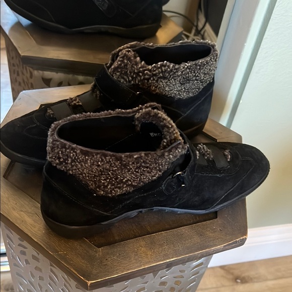 🛑 1 hour sale. Stuart Weitzman, 9.5, Black suede High-Top Sneakers, faux fur - Picture 2 of 10
